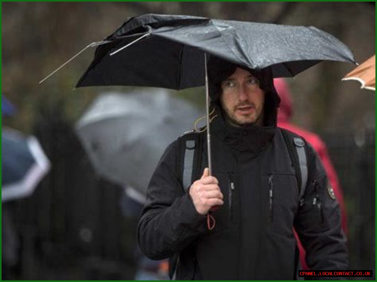 11 Hacks For Staying Dry On A Gross, Rainy Day